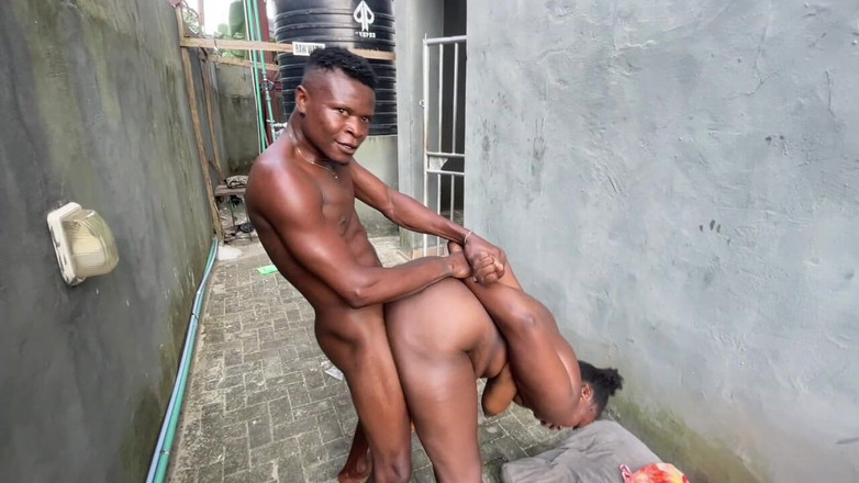 Sex naija 1: 家伙像动物一样做爱