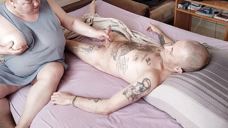 Zona901: Mujer gorda me despierta masturbándome la polla