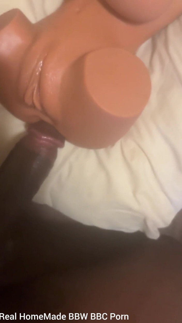 Big black cock BBCee: Bušení silikonové sexuální panenky ze zadku do kundičky