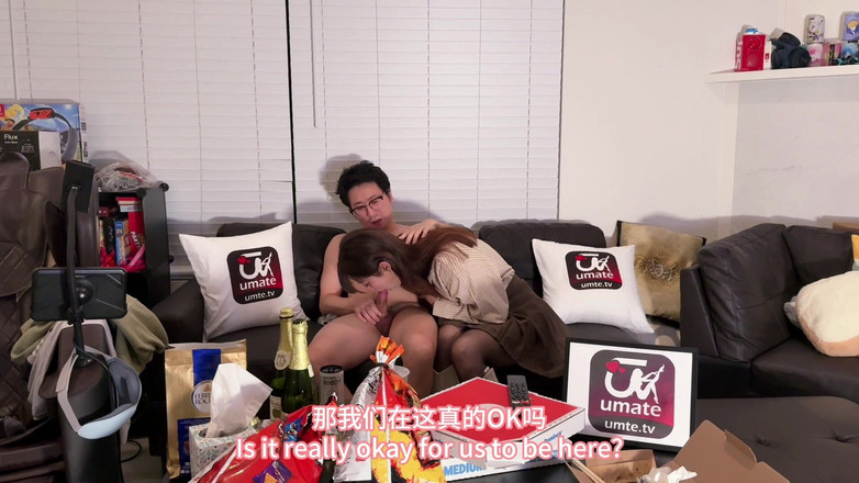 Chloe Lin: 亚洲骚货来我房间，把我骑到停不下来