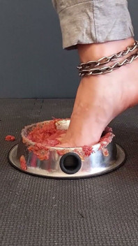 缶詰の肉を足元に置く