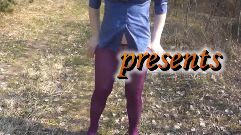XXX-Platinum: Fofa milf mijando ao ar livre em meia-calça colorida sem...