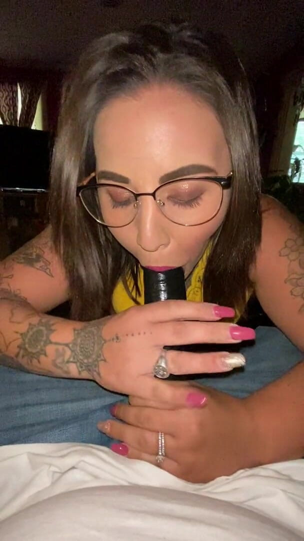 MzKiTTy91: Pawg milf manželka saje 10 palcové velké černé péro