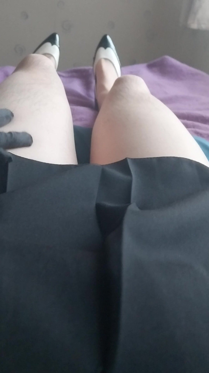 Cindy Belfast: Maminsynek w plisowana spódnica i rajstopy