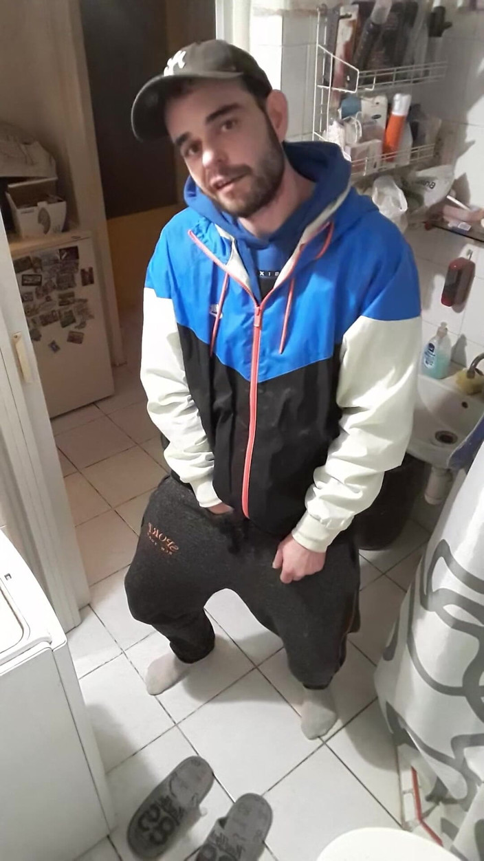 jerkofflover: Mă masturbez cu fostul meu iubit în baie pentru că a...