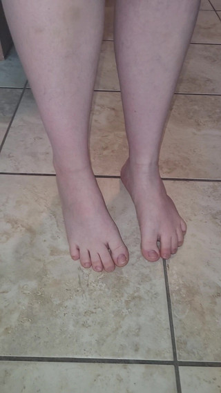 On cloud 69: Bosé nohy se procházejí po kuchyni