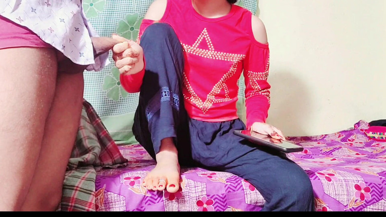 Your kavita bhabhi: Kocası gelip onu sikmeye başladığında yenge cep telefonunu kullanıyor