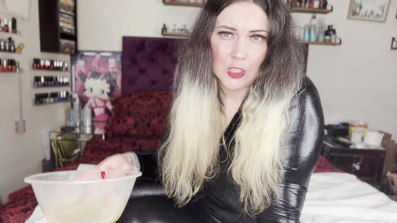 MissFFW: Maîtresse FFW pisse dans un bol pour montrer à son loser