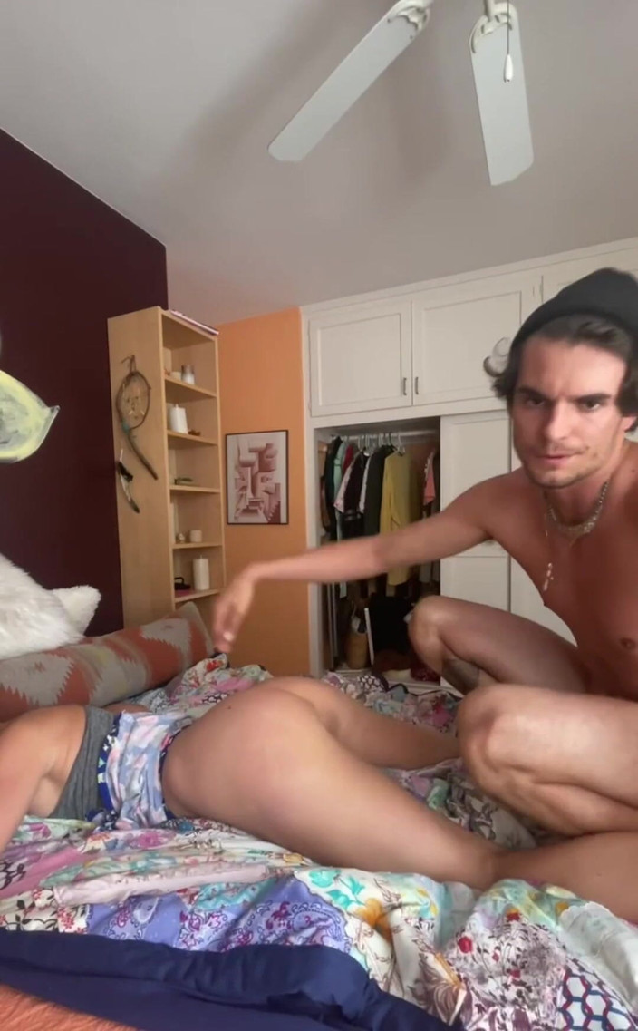 VibeWithMommy: 이웃을 리얼하게 돌봐주면서 남편에게 집에 가서 만족했어! 그녀의 섹시한 작은 발정난 보지