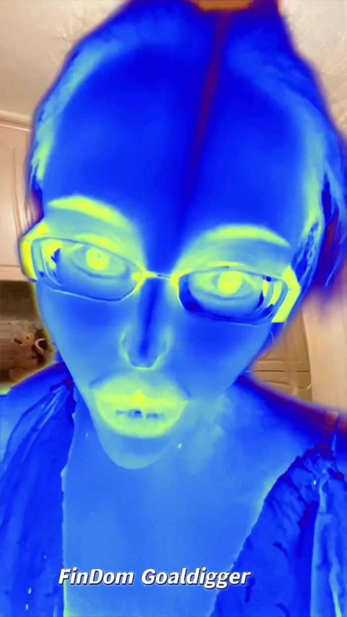 FinDom Goaldigger: Moje velké brýle mi znesnadní zívání