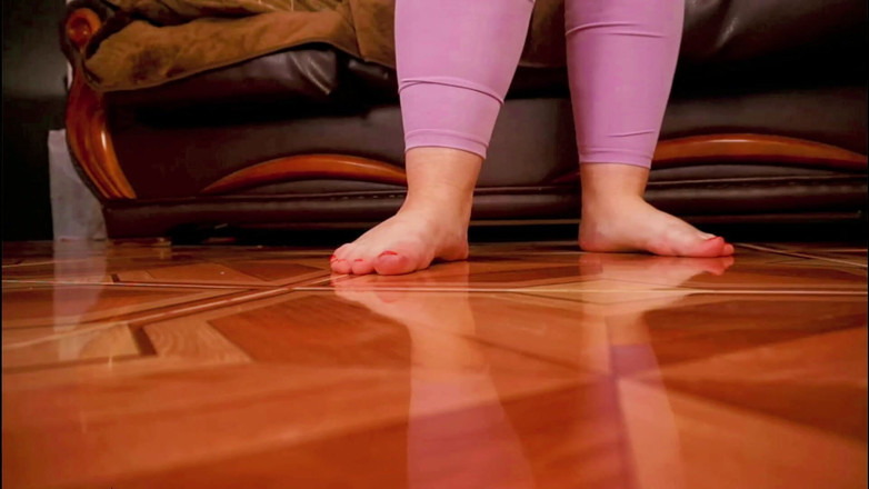 AssGives: Dev seni ayaklarıyla eziyor