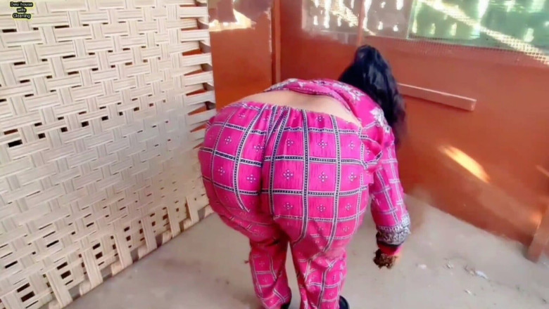 Muskan Rani: India chica limpiando piso