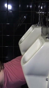 Puta follada a pelo en baños públicos por árabe