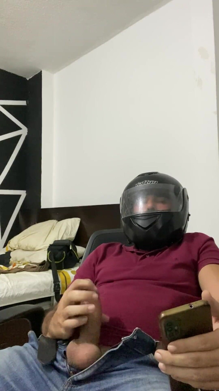 Latin mature king: メッセンジャーが私の写真に合わせて自慰をする パート1