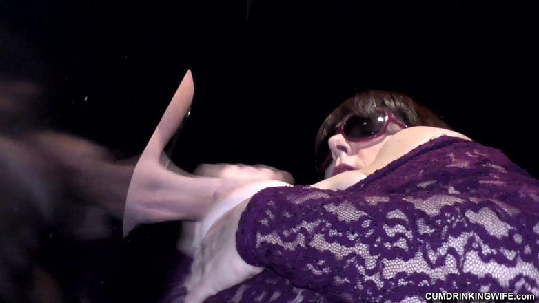 Cumdrinking Wife: Serverar massor av på Gloryhole