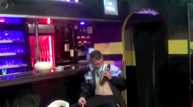 Sneaker gay: Нюхай и соси мускулистку Кевина