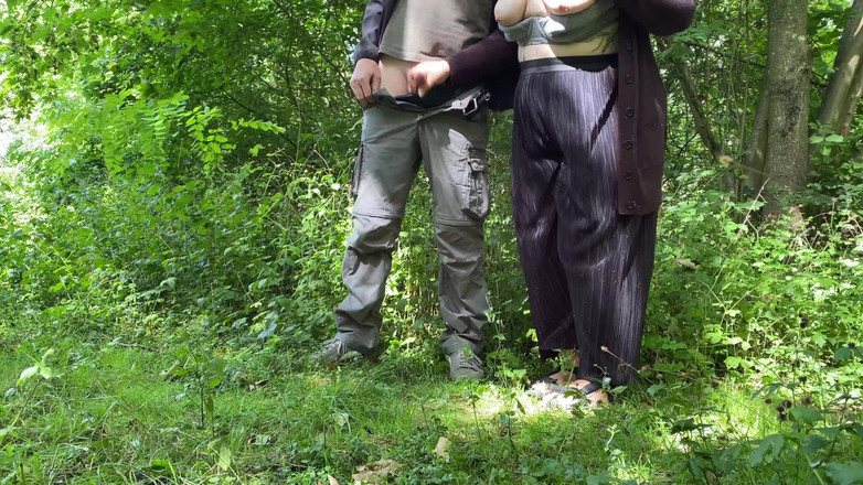 OurFetishLife: Mencolmek pantat ibu mertuaku saat dia mengocok penisku di taman