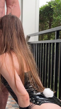 Il a Couché Avec Sa Demi-sœur Sur Le Balcon Et Lui a Éjaculé Sur Le Visage