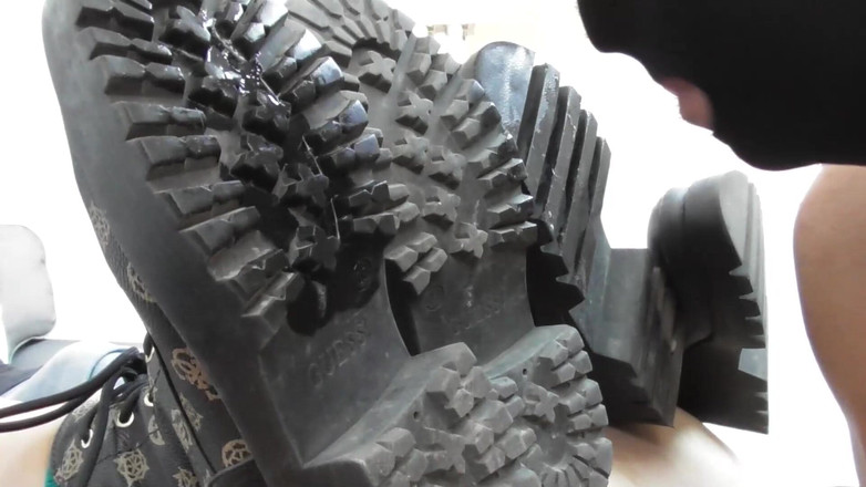 Nikky Thorne: Limpiar nuestras botas mi sucio esclavo