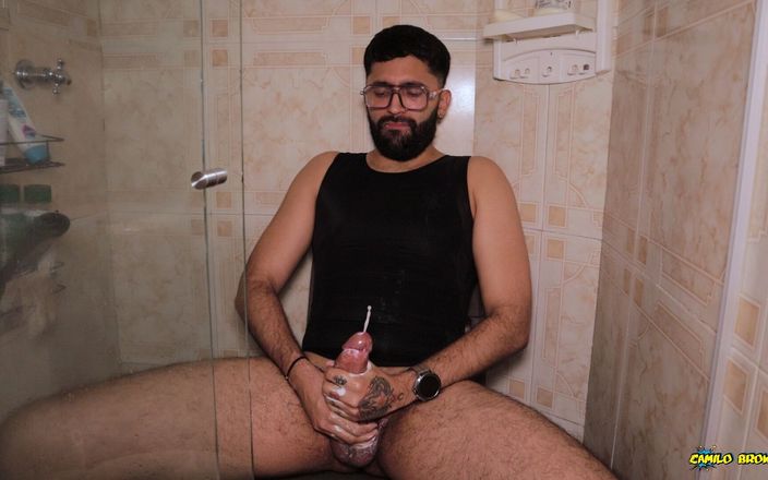 Camilo Brown: Camilo Brown intensamente pedrea su gran polla filmando semen varias...