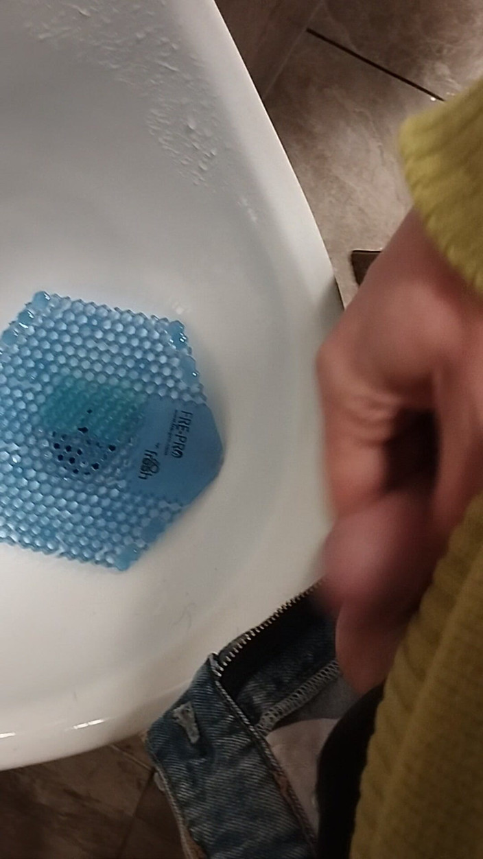 Bayer911: सार्वजनिक शौचालय में कुछ पेशाब