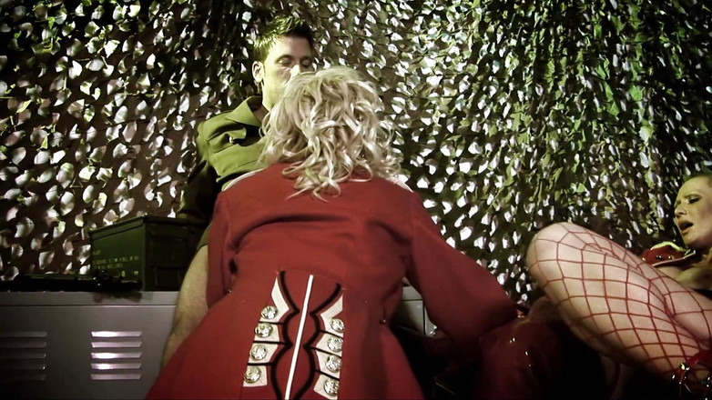 Very hot hardcore: 장난감과 자지를 공유하는 거유 금발 아가씨