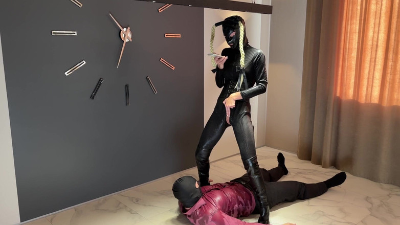 Mistress Mary: Tendrás suficiente de mi jugo amarillo