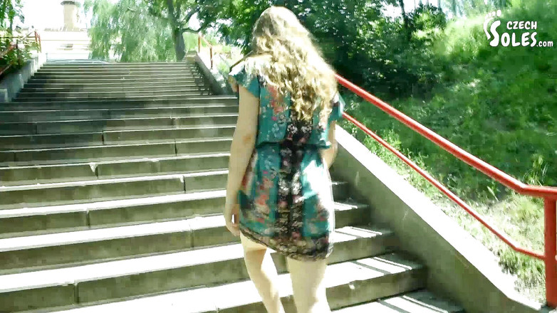 Czech Soles - foot fetish content: Barfuß gehen und Annas sexy schmutzige füße!