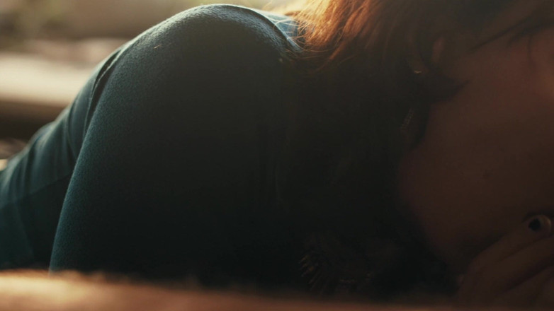 RedLili: 红发女郎在户外吮吸爸爸的鸡巴