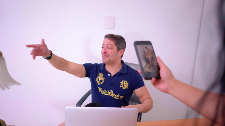 Sun7: Sekretaris Seksi Nyepong Kontol Bosnya Di Bawah Meja Sampai Dia...