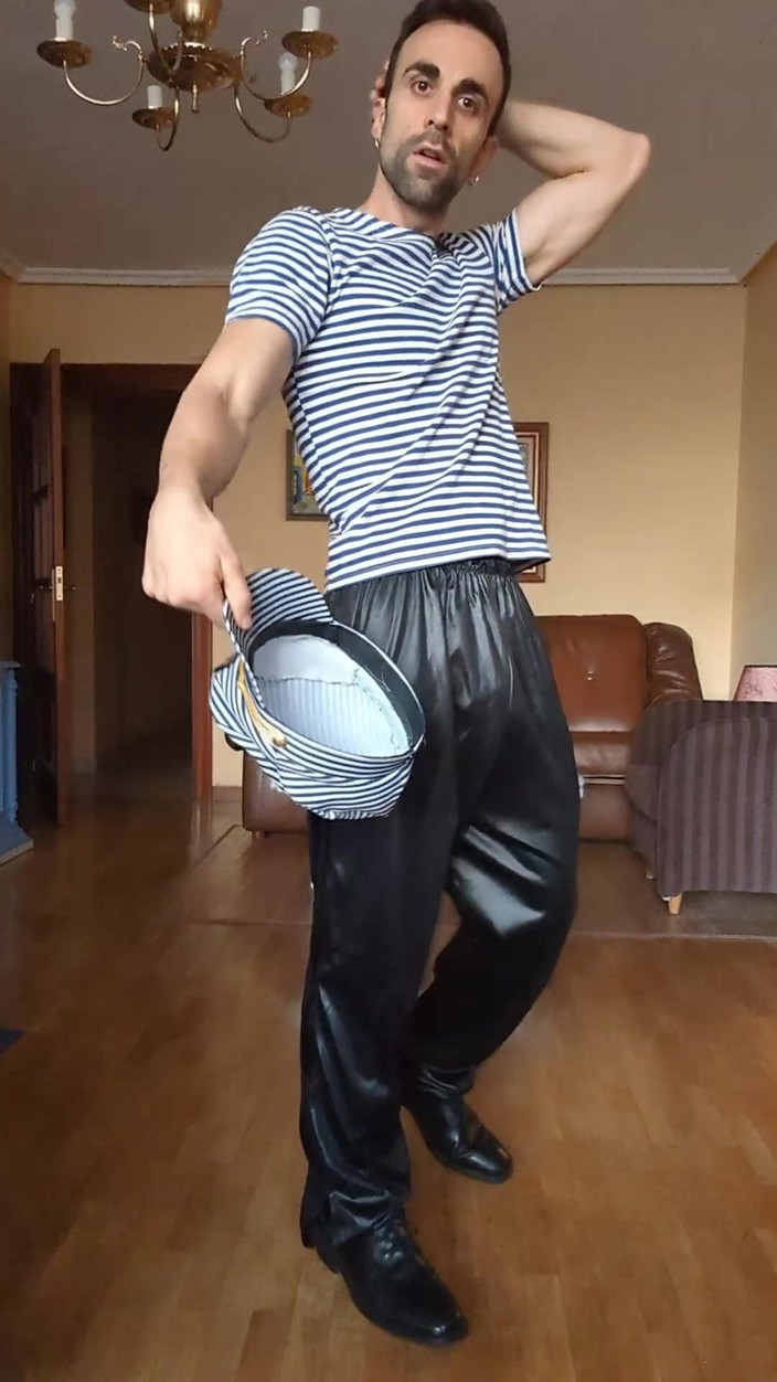 Zeus Ray: Aku membuat streeptease dengan gaun militer