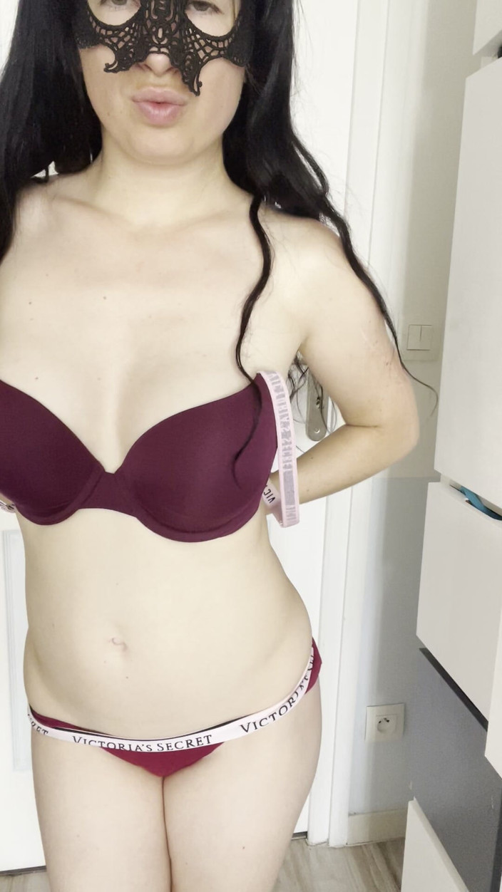 PaolaDbn: Pequeño striptease