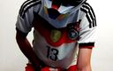 Sneakersmax98: Jovem gay em uniforme de futebol e capacete se masturba...