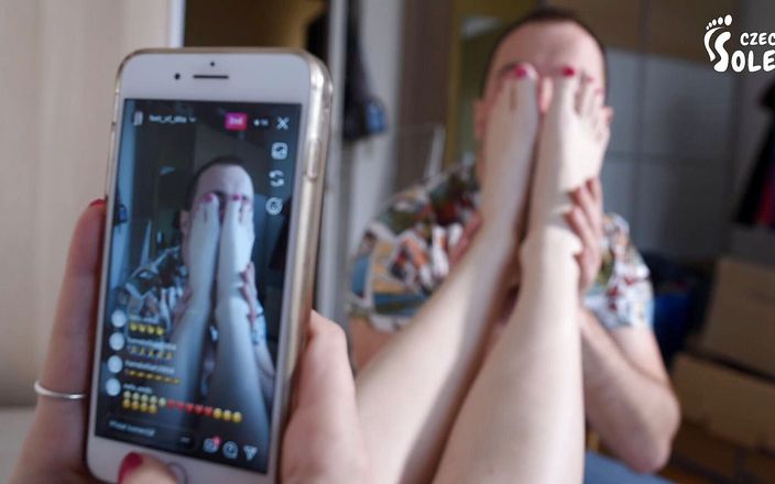 Czech Soles - foot fetish content: Fußfetisch-youtuberin, online streamt ihren footboy im geheimen