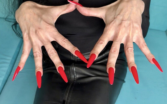 Julia domaina: Unghii lungi rosii strălucitoare, degete lungi, cremă pe degete, palme întinzându-se...