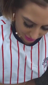 Chav Louise เย็ดตัวเองบนบันได