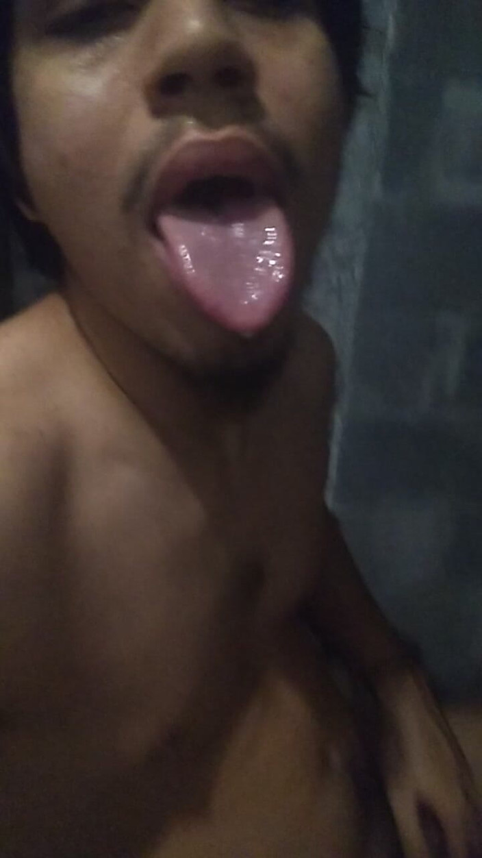 AlexAlejandro13: Tak gorąco jem moją własną spermę, którą trzymam na języku