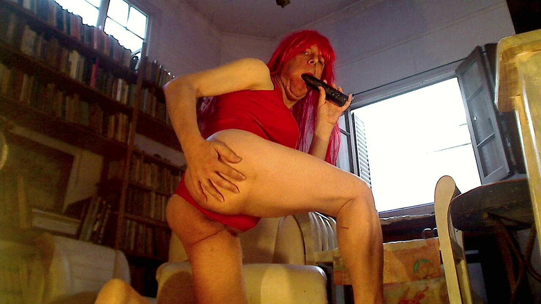 Dildo Man and Cross Hard Sex: Minha bunda fodendo e vestida de vermelho com uma peruca...