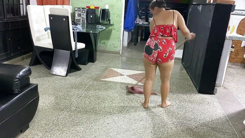 Joraul: जब मैं सफाई कर रहा हूं तो मेरे सौतेले पापा आते हैं और अपनी सौतेली मम्मी के आने से पहले उसकी थकान से छुटकारा पाने के लिए अपनी चूत चोदना चाहते हैं