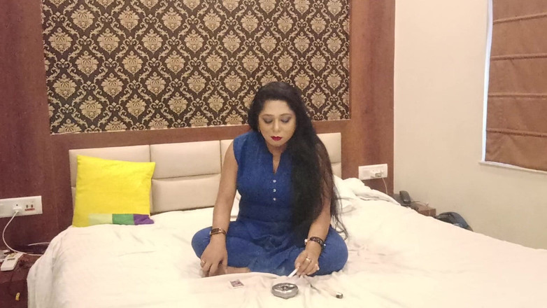 Bengali Bhabhi Sex: Tante seksi india ngasih temannya mainin toket besarnya dan memek...