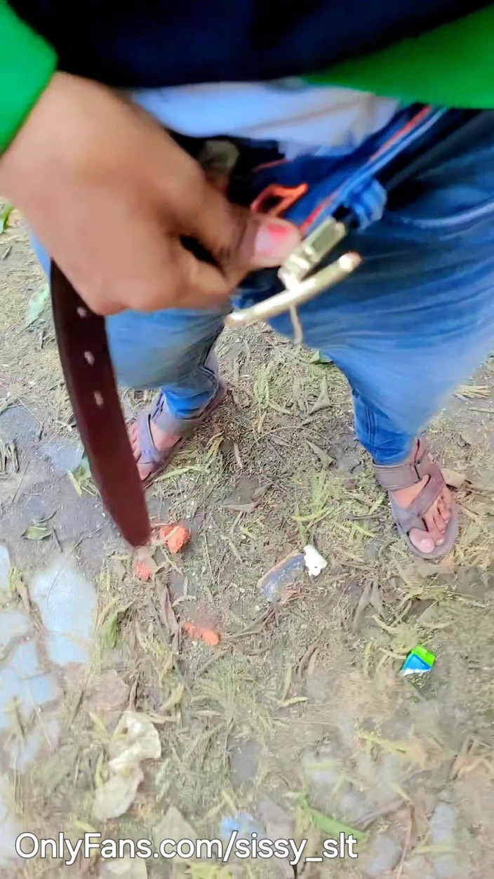 Sissy Bisexual: Nahá chůze a chcaní venku