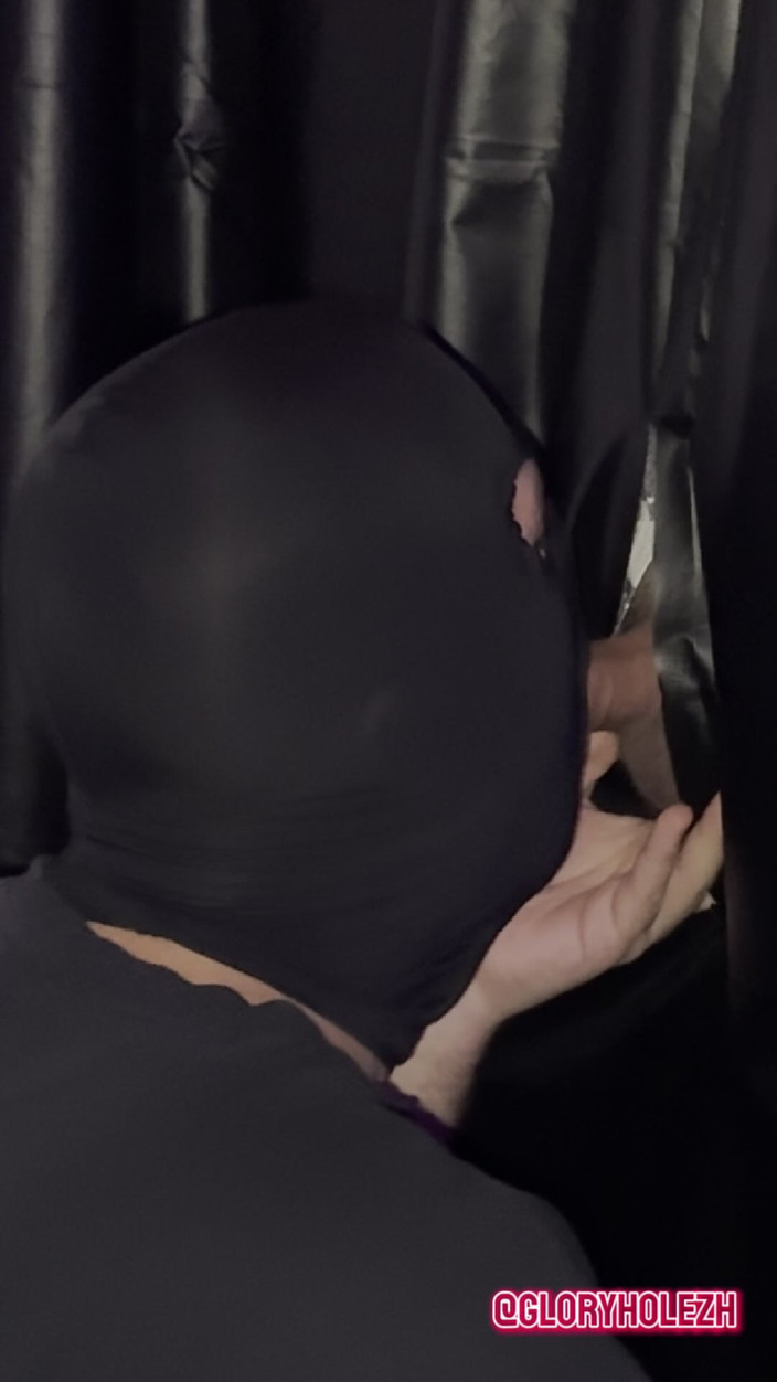 gloryholezh: Un homme de 24 ans après la première pipe au gloryhole...