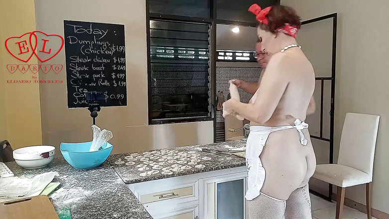 Strange stepfamily: 부엌에서 요리하는 나체주의자 하우스키퍼 Regina Noir. 벌거벗은 하녀가 만두를 만듭니다. 벌거벗은 요리사. 카메라 2