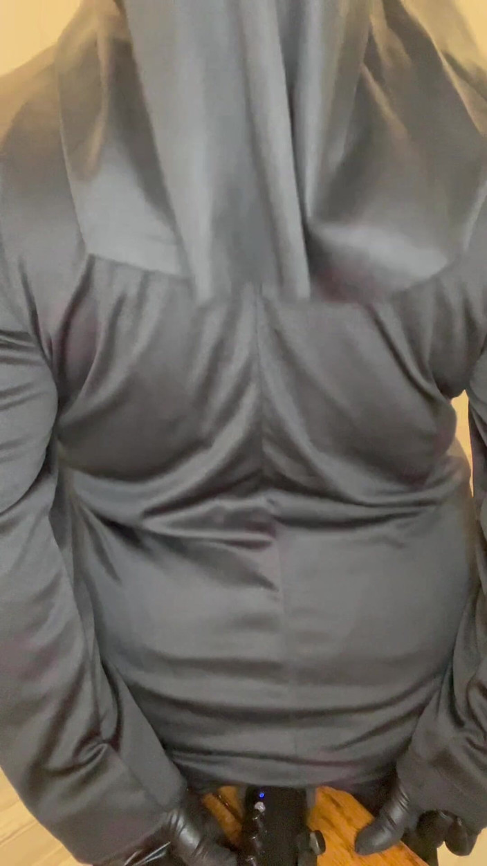 Anye Meshell: O călugăriță cu cur mare păcătuiește cu un Asmr Mic!