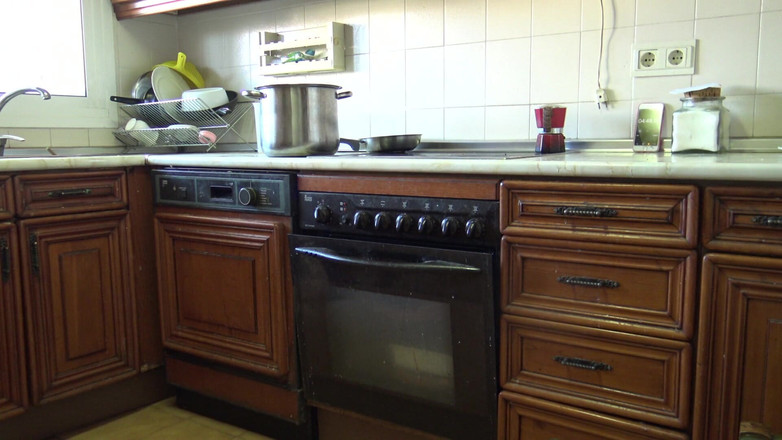 Stepmom Susan: CFNM - 饥渴熟女在自慰后吞下他的精液