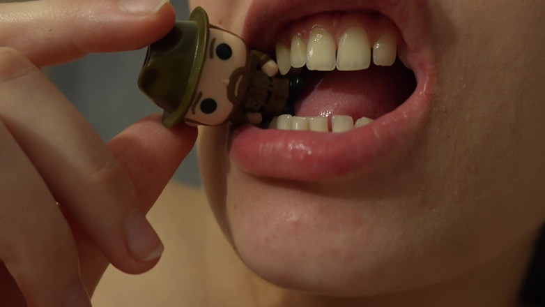 AmayaMori: 巨人の少女が小さな人間を食べて吸う