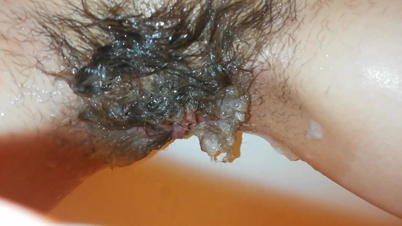 Cuteblonde666: Washing my extreme hairy cunt