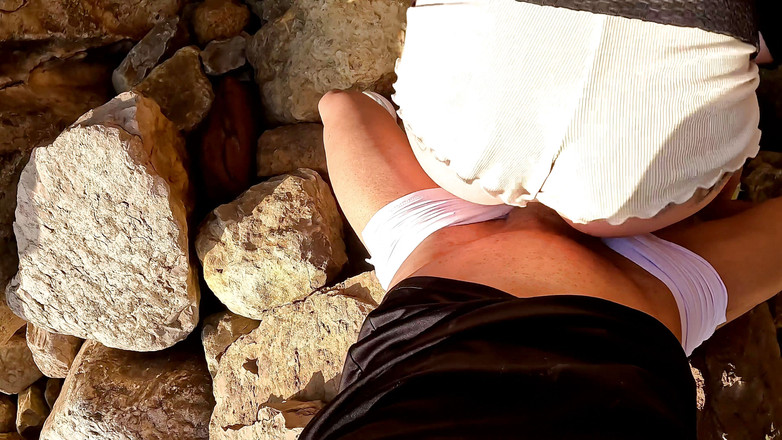 MaskCouple: Geperst poesje met een gigantische pik aan zee!