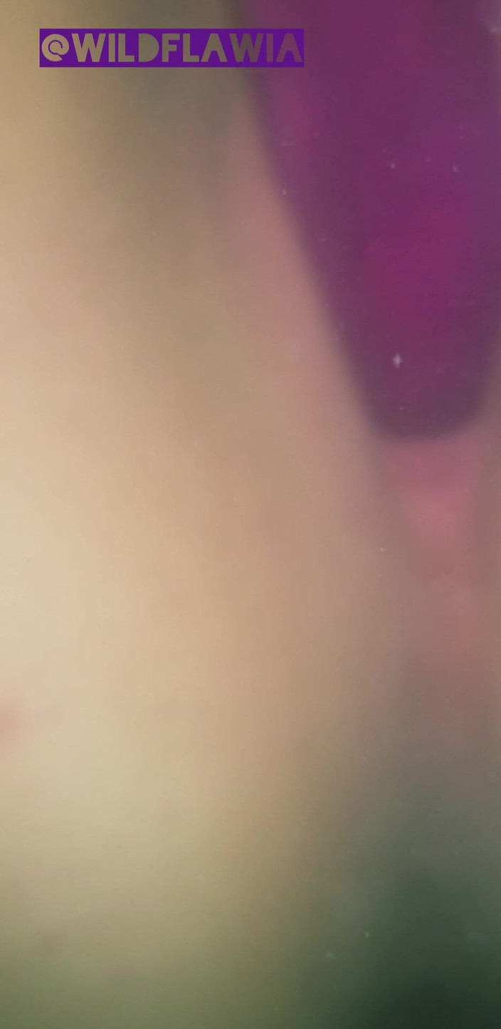 WildFlawiii: 真正的业余家庭主妇，在浴室里玩耍，她的阴户里有粉色假阳具