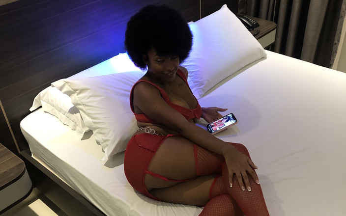 Clarkes Boutaine: 인티모와 비키 메나지